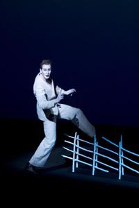 Henrik Rafaelsen i tittelrolla i Peer Gynt av Henrik Ibsen Omsetjing Jon Fosse Regi, scenografi, lysdesign Robert Wilson Originalmusikk Michael Galasso Kostyme og maskedesign Jacques Reynaud Co-regi Ann-Christin Rommen Scenografisk medarbeidar Serge von Arx Lysdesign-medarbeidar Urs Scnebaum/Torkjel Skj¾rven Dramaturg Monica Ohlsson Premiere p Hovudscenen, Det Norske Teatret 19. februar 2005 P Den Nationale Scene fr 25. mai 2005 Foto:s Lesley Leslie-Spinks/Det Norske Teatret