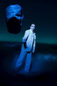 Endre Hellestveit i tittelrolla i Peer Gynt av Henrik Ibsen Omsetjing Jon Fosse Regi, scenografi, lysdesign Robert Wilson Originalmusikk Michael Galasso Kostyme og maskedesign Jacques Reynaud Co-regi Ann-Christin Rommen Scenografisk medarbeidar Serge von Arx Lysdesign-medarbeidar Urs Scnebaum/Torkjel Skj¾rven Dramaturg Monica Ohlsson Premiere p Hovudscenen, Det Norske Teatret 19. februar 2005 P Den Nationale S