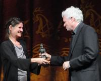 Therese Bjørneboe overrekker Ibsenprisen til Heiner Goebbels, foto: Kulturspeilet