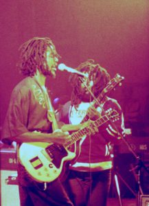 Peter Tosh med sin faste bassist Robbie Shakespeare