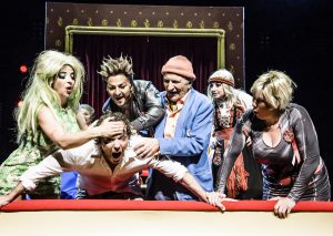 I Dovregubbens hall med andre lett gjenkjennelige skikkelser. Foto: Gisle Bjørnemyhr