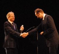 Bjørn Simensen får de symbolsker nøklerne av kulturminister Trond Giske, foto: Kulturspeilet