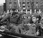 Kongehusets hjemkomst i 1945 er sentral i handlingen