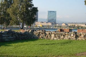 Barcode reiser seg over de gamle ruinene