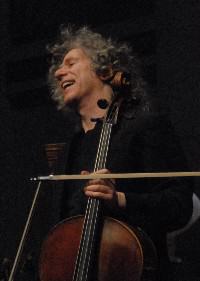 Steven Isserlis er en utøver med utrolig mye godt humør og sjarm. Han feier inn på podiet med sitt store krøllete hår og Stradivarius-cello og setter liv i såvel musikere som publikum med sitt smittende vesen. Da kunne man kanskje ha ant at han også valgte riktig festmusikk, som eksempelvis Händel. Neida, her gikk han til verks med Haydns 'middags-symfonier', skrevet så tidlig i komponistens karriere at det nærmest minnet om italiensk concerto grosso med sine mange solopartier underveis. Jovisst er Haydn symfoniens egentlige førstemann og 'skaper' for å si det slik men i disse to symfonien fra 1760-tallet er det ikke så altfor mye å spore av det som kunne komme senere, i eksemelvis hans London-tid. De to symfoniene omkranset et program som besto av hebraiske og jødiske melodier og sanger, tonesatt av henholdsvis Ravel og Ernest Bloch. Vi fikk også en sprudlende cellokonsert av Bach-sønnen Carl Philipp Emanuel, en riktig snakkesalig konsert med nok av utfordringer for solisten. Carl Philipp Emanuel var jo også den av Bach-sønnene som i sin tid var mest berømt. Faktisk var han også til langt innpå 1800-tallet mer navngjeten enn sin far. Det Norske Kammerorkester er et ungt orkester som ikke ser noen grunn til å hvilke på gammel lmeritter. De spiller rett fram og står på! Slik dreidde det seg om godt humør, i første rekke om en frisk og humørfylt Steven Isserlis.