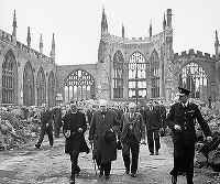 Churchill ved den utbombete Coventry-katedralen i 1941
