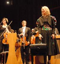 Valerie Hartmann-Claverie ved sitt instrument