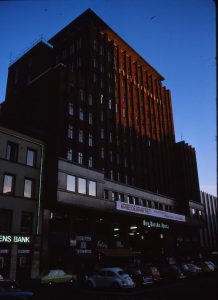 Youngstorget 1976, bildet og det som står på fasaden illustrerer alt, foto: Kulturspeilet