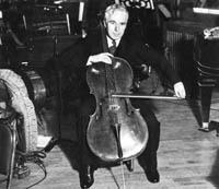 Chaplin ved celloen