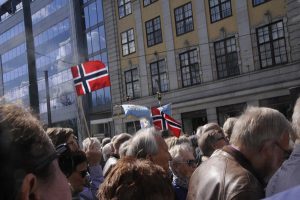 Folksomt med flagg og fagforeningsfaner på Østbanetorget