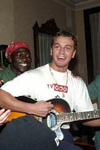 12.11.94: Ole Klemetsen synger og spiller gitar. Foto: Bjørn Delebekk/VG