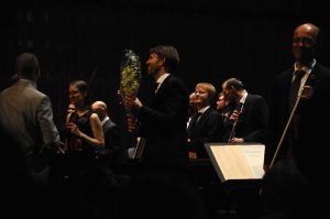 Andnes og noen av musikerne i Mahler Chamber Orchestra, foto: Kulturspeilet