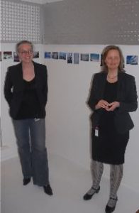 Kirsten Wagle og Astrid Løvaas foran utstillingens operautsmykking, alle fotos: Kulturspeilet