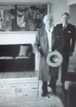 Munch på besøk i Villa Stenersen 1938. eieren stolt bakerst, foto: Anders Wilse
