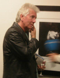 Graham Nash foran bildene sine