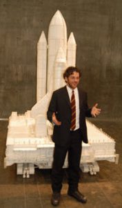 Tom Sachs foran sin The Crawler (2003)