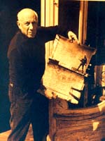 Picasso med to fotografier til utsmykkingene på Regjeringsbygget (1958-71)