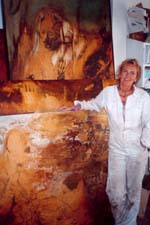 Elisabeth Bj. Werp foran et av sine store malerier, foto: Anne-Lise Heitmann