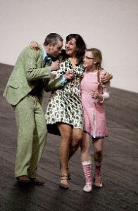 Deutsches Theater Berlin "DIE WILDENTE" (von Henrik Ibsen), Regie: Michael Thalheimer, Buehne: Olaf Altmann, Kostueme: Barbara Drosihn, Premiere am 02.02.2008. Hier: Ingo Huelsmann (als Hjalmar Ekdal), Almut Zilcher (als Gina Ekdal) und Henrike Joerissen (als Hedvig Ekdal).