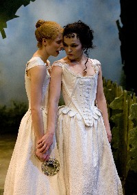 Kirsti Stubø som Lisette og Gjertrud Jynge som Markisa i KJÆRLEIKEN OVERRASKAR IGJEN av Pierre de Marivaux. Gjendikting ved Jon Fosse. Regi: Jacques Lassalle. Scenografi: Géraldine Allier. Kostyme: Mia Runningen, Lys: Dag Sigurdson, Maske og parykk: Ingun Ihler Wagner Premiere 15. januar 2010 på Scene 2, Det Norske Teatret.