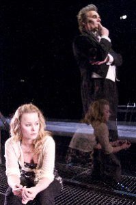 Sur grus av Erlend Sandem. Urpremiere 26. mars 2009 på Prøvesalen på Det Norske Teatret. Regi Eirik Nilssen Brøyn, scenografi Helge Hoff Monsen. Med Lasse Kolsrud, Per Schaanning, Ingrid Jørgensen Dragland, Mattis Herman Nyquist og Kaia Varjord.