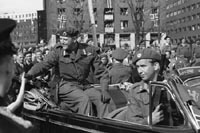 Sentralt i maidagene 1945: Kronprins Olavs hjemkomset med Max Manus i forsetet