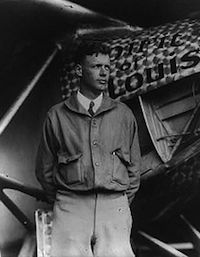 Charles Lindbergh foran det spinkle flyet Spirit of St.Louis