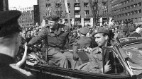 Boka slutter med denne scenen, kronrins Olavs hjemkomst i mai 1945