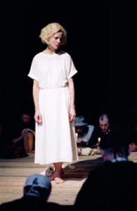 Alle fotos: Fin Serck-Hanssen Regi Stein Winge Scenografi Chlo Obolensky Kostymedesign Claudie Gastine Lysdesign Dag Sigurdson Premiere p Scene 2, Det Norske Teatret 14. februar 2004 Foto Fin Serck-Hanssen