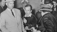 Nattklubbeier Ruby skyter Lee Harvey Oswald inne (!) på politistasjonen