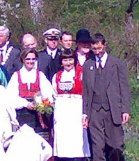 Dronning Sonja på vei ned gjennom hagen på Bjerkebæk. Foto: Jan Auning