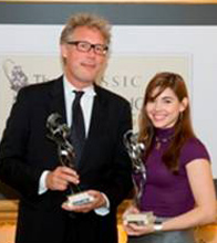 Deutsche Grammophons Michael Lang mottar prisen sammen med Eloísa Maturén som tar imot på vegne av sin mann, Gustavo Dudamel, foto Charlie Best