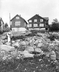 Sigrid Undset i hagen på Bjerkebæk