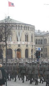 Marsjerende nazisoldater på Karl Johan, hakekorsflagg over Stortinget og 'Tyskland seirer på alle fronter' hengt opp som banner, foto: Kulturspeilet