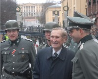 Gunnar Sønsteby med norske statister uniformert som tyske soldater på Karl Johan, foto: Kulturspeilet