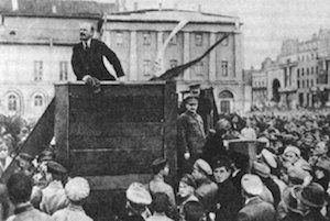 Lenin holder tale foran Vinterpalasset