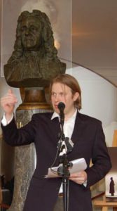Teatersjef Eirik Stubø legger fram årets festivalprogram. Foreløpig skygger rokokkokrøllene til fader Ludvig for dagens Henrik