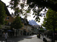 Garmisch-Partenkirchen: byen med alpetindene rett imot
