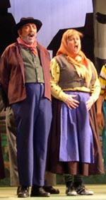 Fryd på Nationaltheatret: tidligere teatersjef Ellen Horn og veteranen Lars Wikdahl synger ut i Hakkebakkeskogen, foto: Anne-Lise Heitmann