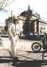 Stein Winge foran Nationaltheatret, foto: Kulturspeilet