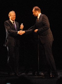 Daværende kulturminister Giske overrekker nøklene til huser til operasjef Simensen i 2008