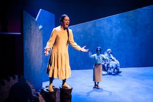 Songfuglen, Scene 2, Det Norske Teatret, 2016. Av Jan Roar Leikvoll. Dramatisert av: Demian Vitanza. Komponist: Sandra Kolstad. Regissør: Peer Perez Øian. Scenograf og kostymedesigner: Dagny Drage Kleiva. Lysdesigner: Per Willy Liholm. Koreograf: Belinda Braza. Lyddesigner: Igor Zamarajev. Dramaturg: Carl Morten Amundsen. Personer på bildet: Anne Ryg, Frank Kjosås, Gjertrud Jynge, and Kjersti Dalseide