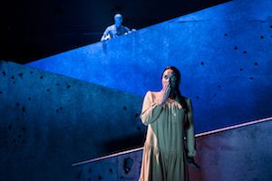 Songfuglen, Scene 2, Det Norske Teatret, 2016. Av Jan Roar Leikvoll. Dramatisert av: Demian Vitanza. Komponist: Sandra Kolstad. Regissør: Peer Perez Øian. Scenograf og kostymedesigner: Dagny Drage Kleiva. Lysdesigner: Per Willy Liholm. Koreograf: Belinda Braza. Lyddesigner: Igor Zamarajev. Dramaturg: Carl Morten Amundsen. Personer på bildet: Frank Kjosås and Niklas Gundersen