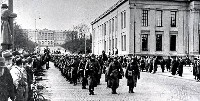 Dokumentarisk foto: Tyske tropper marsjerer ned Karl Johan 9. april mens politiet passer på dem!